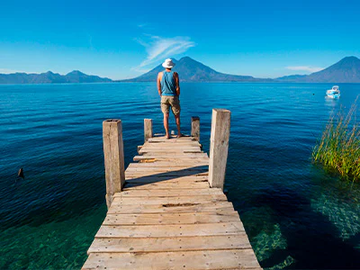 Mand kigger ud over Atitlan-søen i Guatemala