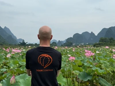 Claus kigger over marken i Yangshuo i Kina