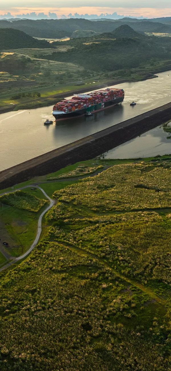 Solnedgang over Miraflores-sluserne ved Panamakanalen