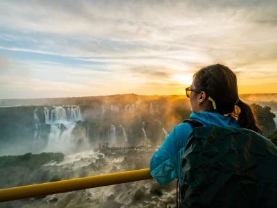 Kvinder kigger på solnedgang ved Iguazú-vandfaldene på den brasilianske side