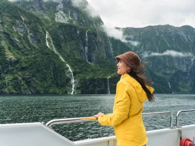Kvinde sejler i Milford Sound i New Zealand
