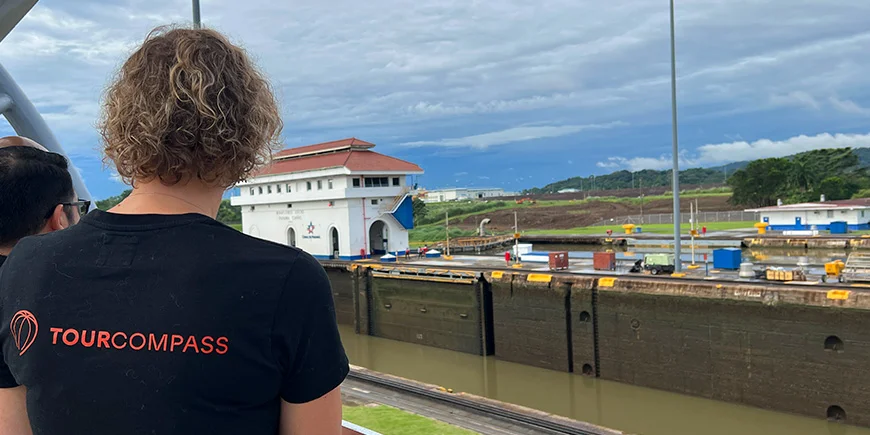Meike fra TourCompass ved Miraflores-sluserne ved Panamakanalen