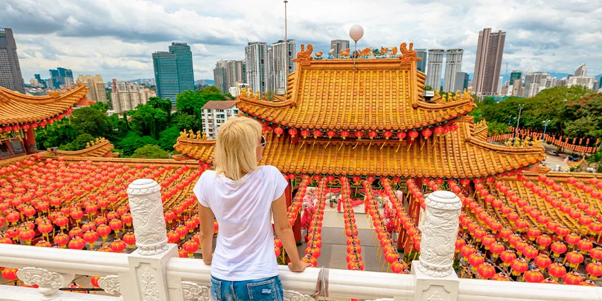 Kvinde kigger ud over Thean Hou-templet i Kuala Lumpur