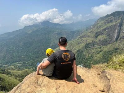 Far og søn på Little Adam's Peak i Sri Lanka