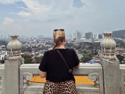 Michelle fra TourCompass kigger ud over Penang