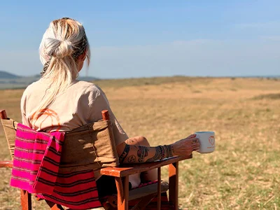 Cat drikker kaffe på savannen i Kenya