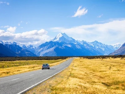 Bil kører i smukke landskaber i New Zealand