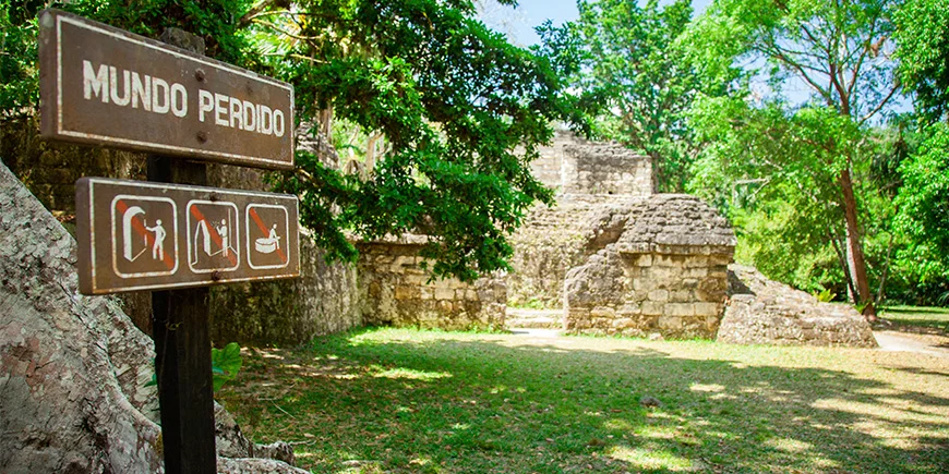 Skilt med anvisninger foran en ruin i Tikal Nationalpark