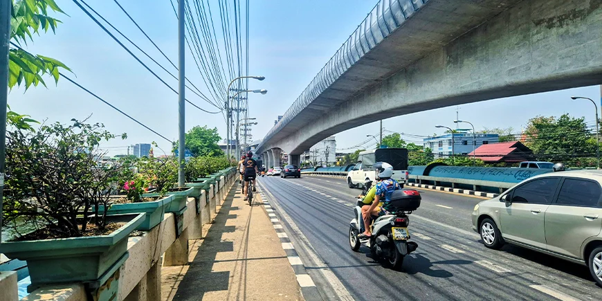På cykeltur i Bangkoks gader