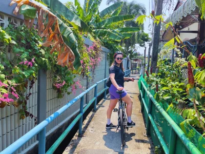 Katja på cykel i Bangkok i Thailand