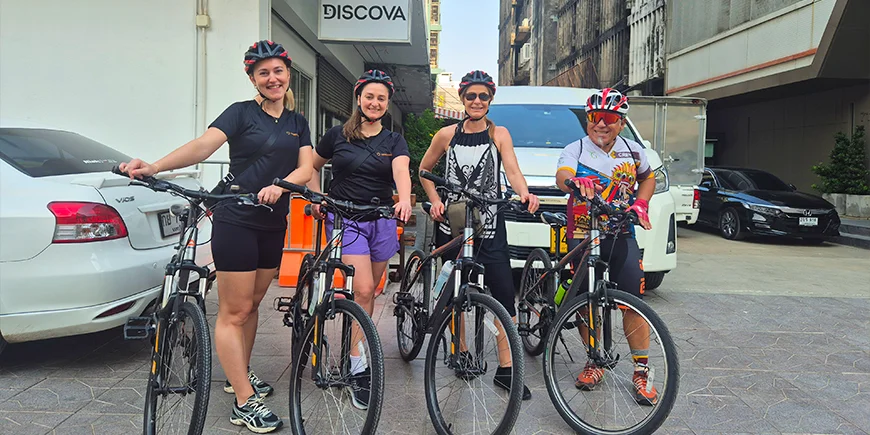 En gruppe fra TourCompass med deres cykler i Bangkok