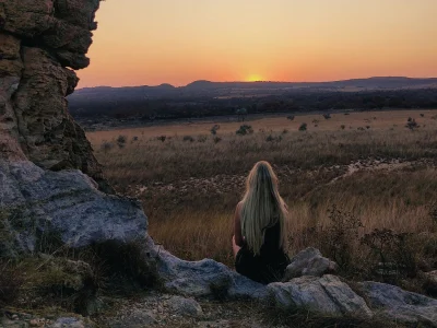 Kvinde kigger på den smukke udsigt i Isalo Nationalpark