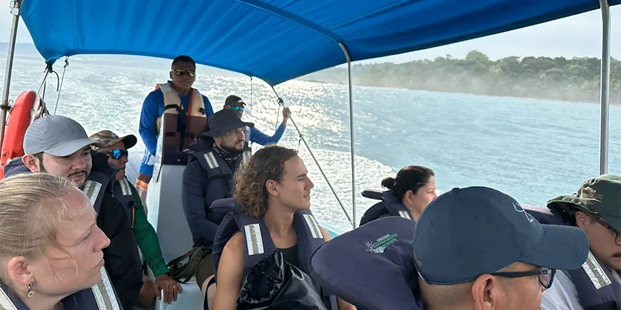 En gruppe mennesker i en båd i Corcovado Nationalpark