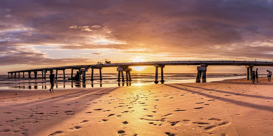 Solnedgang over Butwani Bridge i Malindi på Kenyakysten
