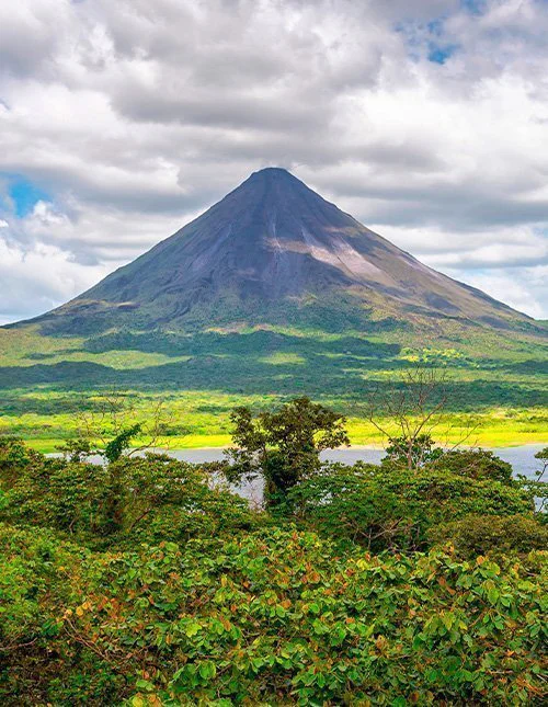 Fantastisk udsigt over Costa Ricas smukke natur med den rygende vulkan Arenal i baggrunden