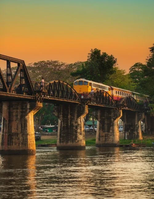 Tog på River Kwai-broen i Kanchanaburi, Thailand